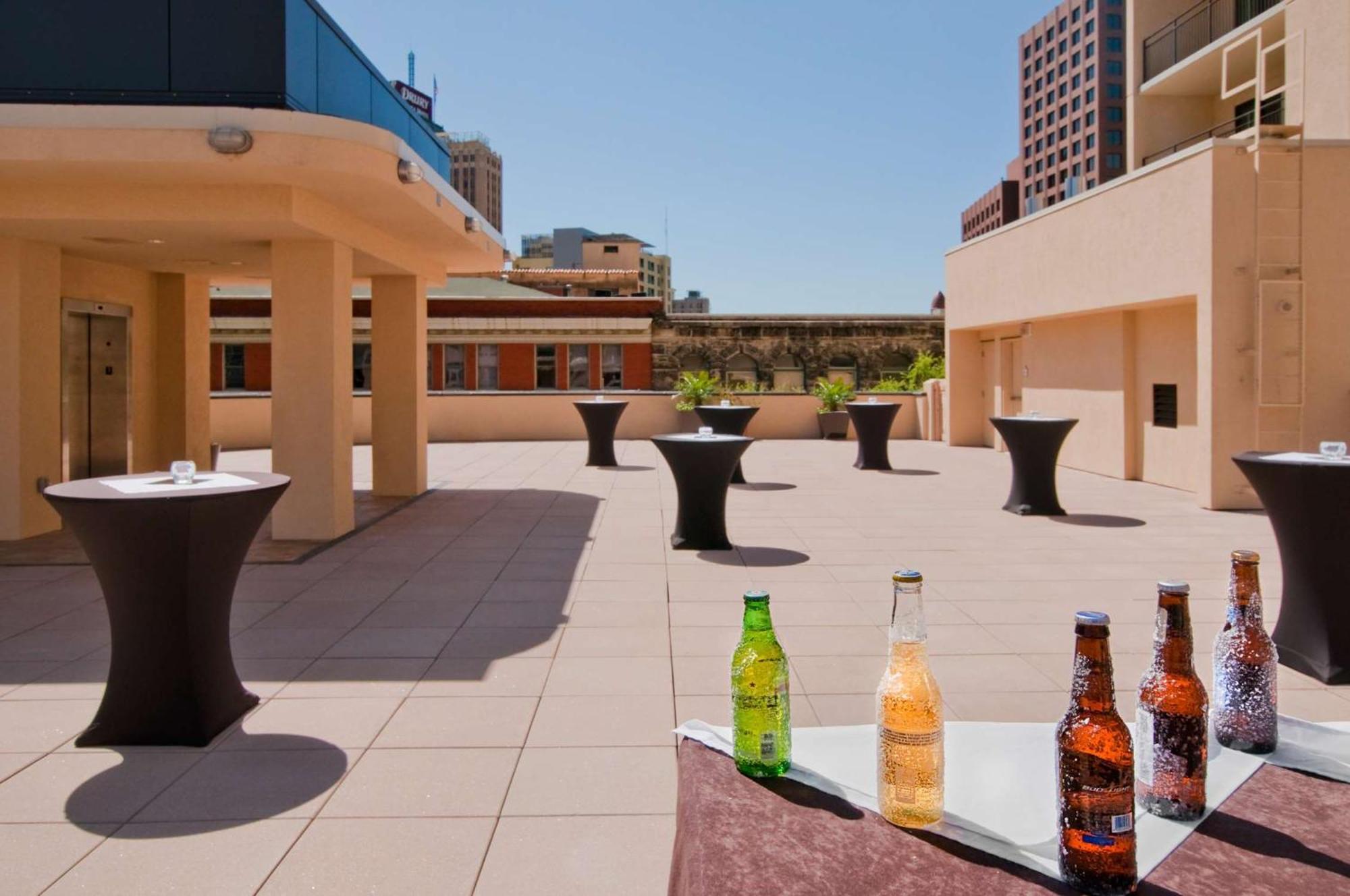 Embassy Suites San Antonio Riverwalk-Downtown Экстерьер фото